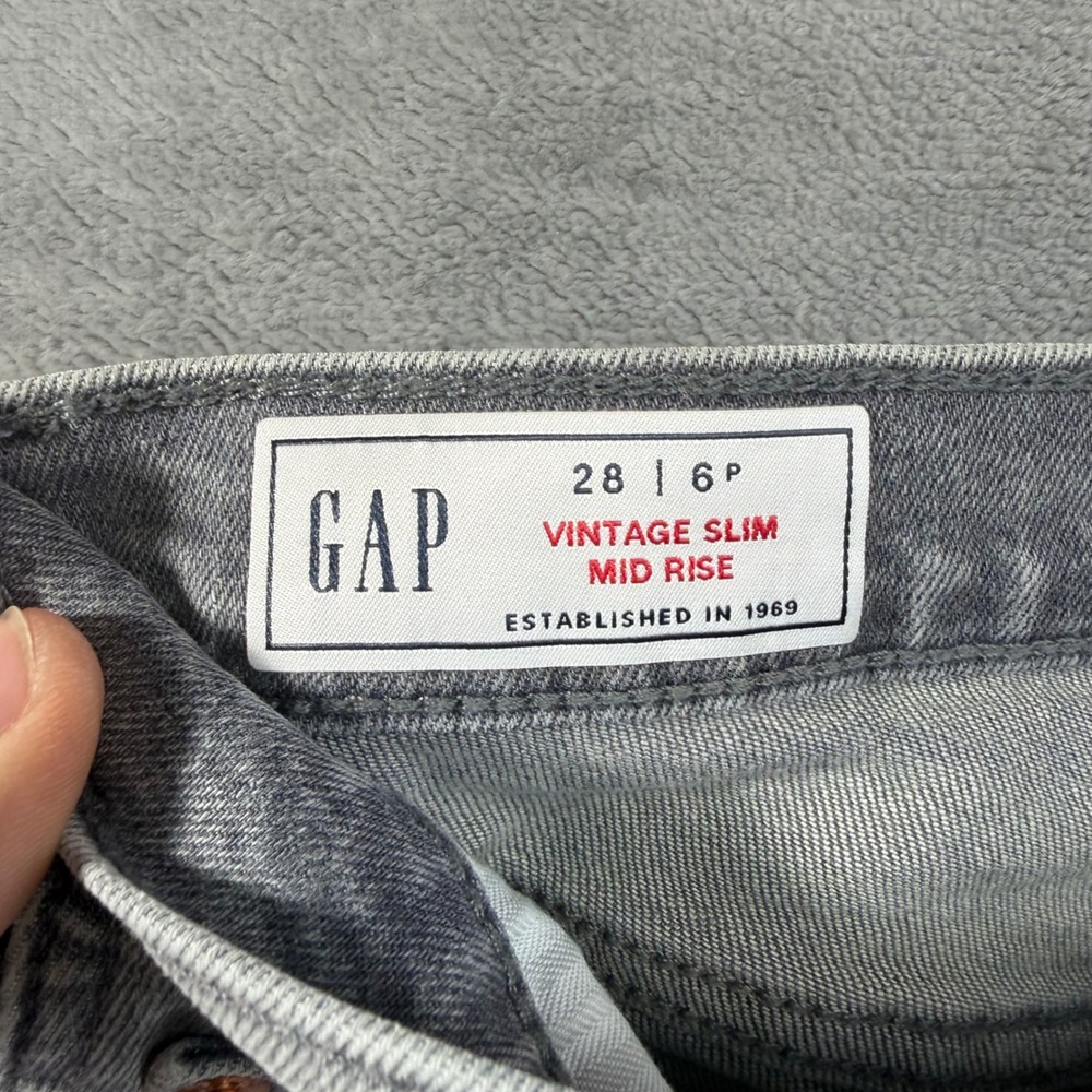 Gap Vintage Slim Mid Rise Cropped Jeans Women's Size 28 / 6P Gray Distressed - Picture 3 of 6